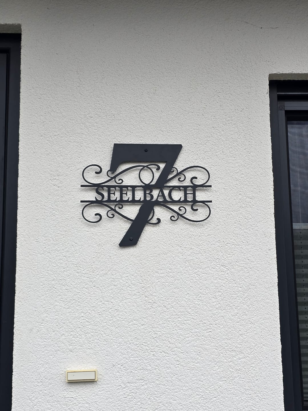 Customer photo review of Hausnummer-Türschild Ornamental Style mit Familiennamen (personalisierbar)