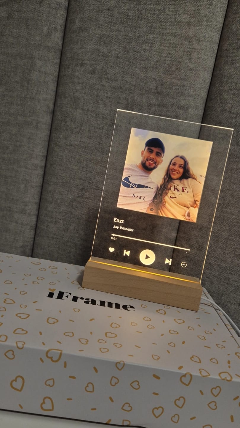 Customer photo review of Lâmpada Spotify Personalizável (Foto & Música)