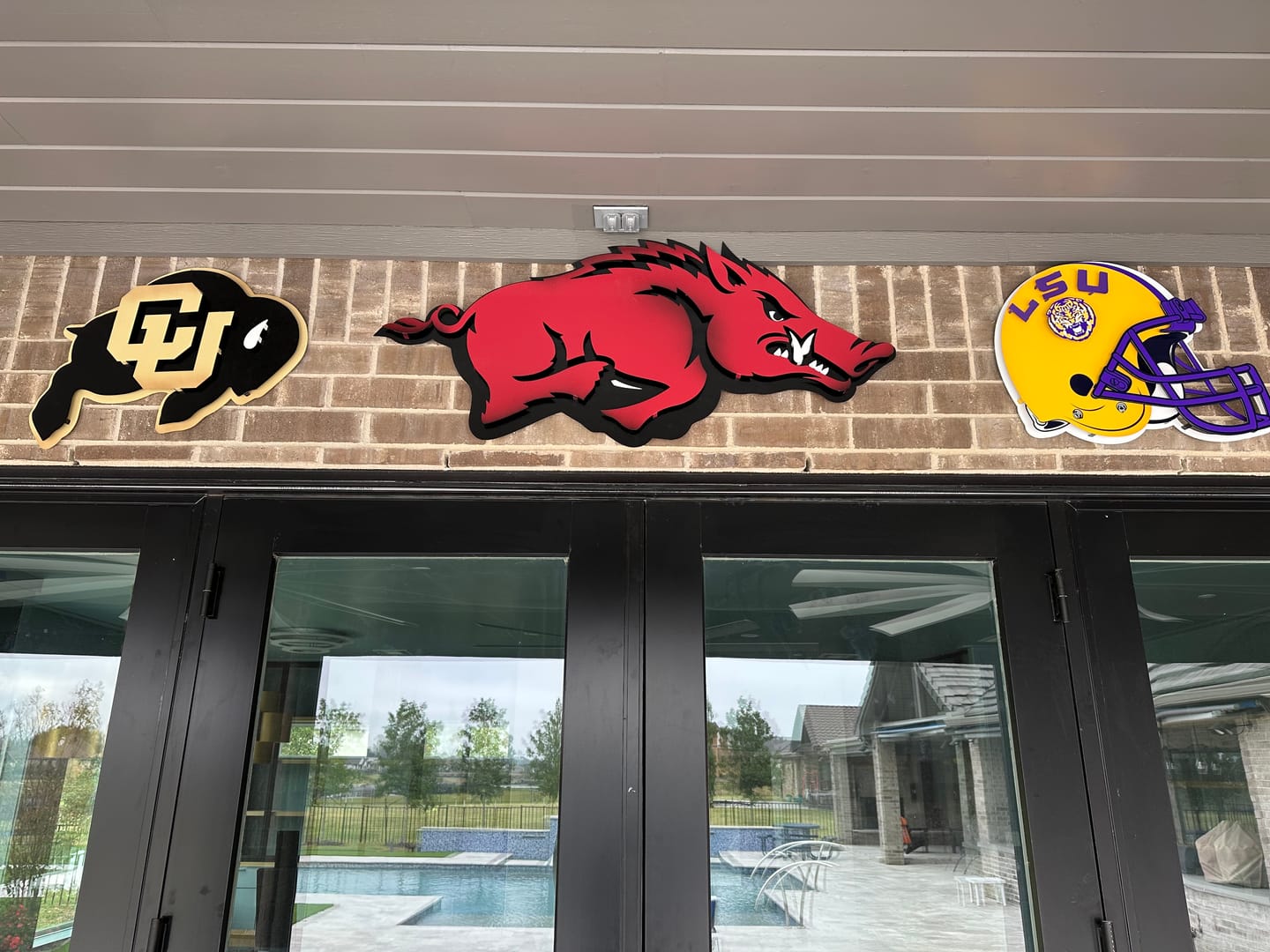 Customer photo review of Arkansas Razorbacks "RUNNING TUSK" 3D Vintage Metal Wall Art