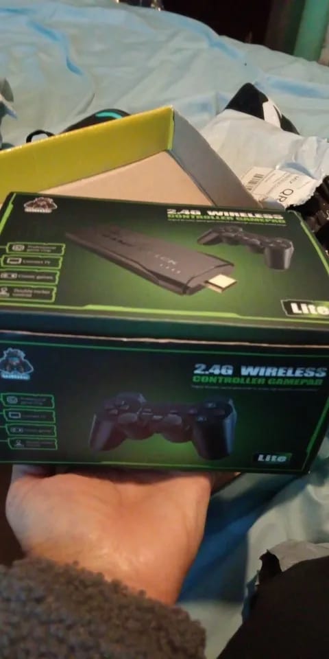 Customer photo review of Consola de Videojuegos Retro 64GB +10.000 Juegos + 2 Controles Inalámbricos