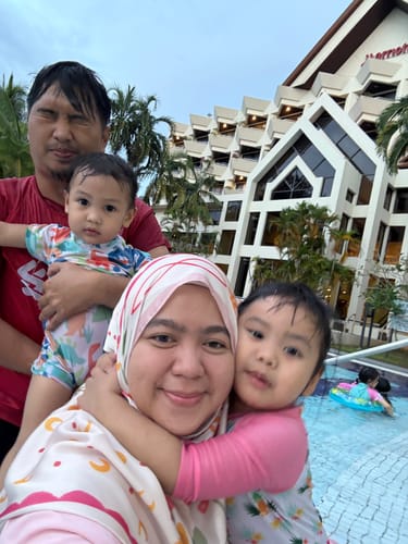 Customer photo review of Berangan Shawl (Bubblegum)