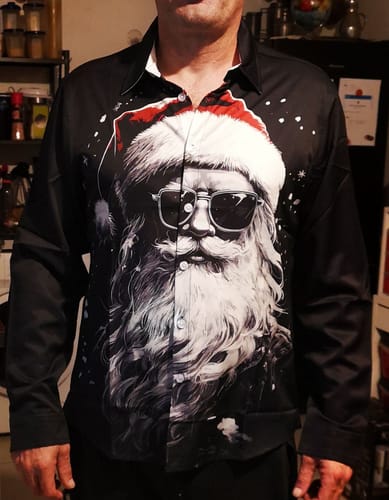Customer photo review of Chemise à manches longues pour homme avec Père Noël cool pour les fêtes de Noël
