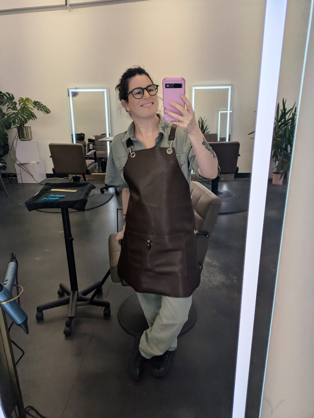 Customer photo review of Full Leather Apron Cross-back Snap (BLEACH PROOF)