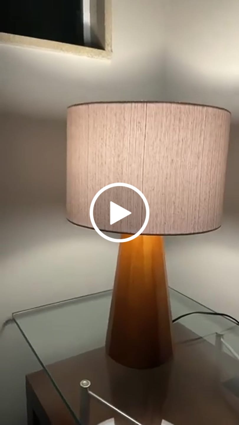 Customer video review of Abajur de Mesa Wooden Cúpula de Linho