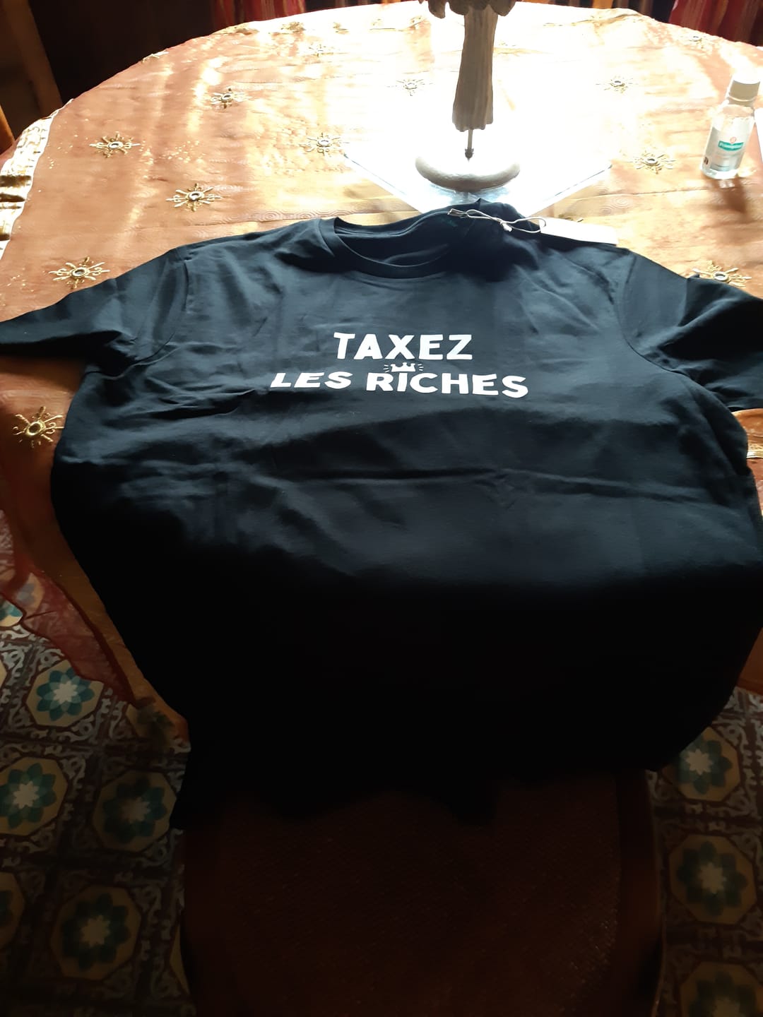 Customer photo review of T-shirt Unisexe 100% Coton Bio Taxez les riches (B)