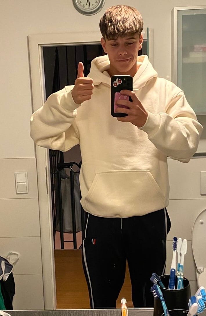 Customer photo review of OVERSIZED HOODIE - JESUS CROSS