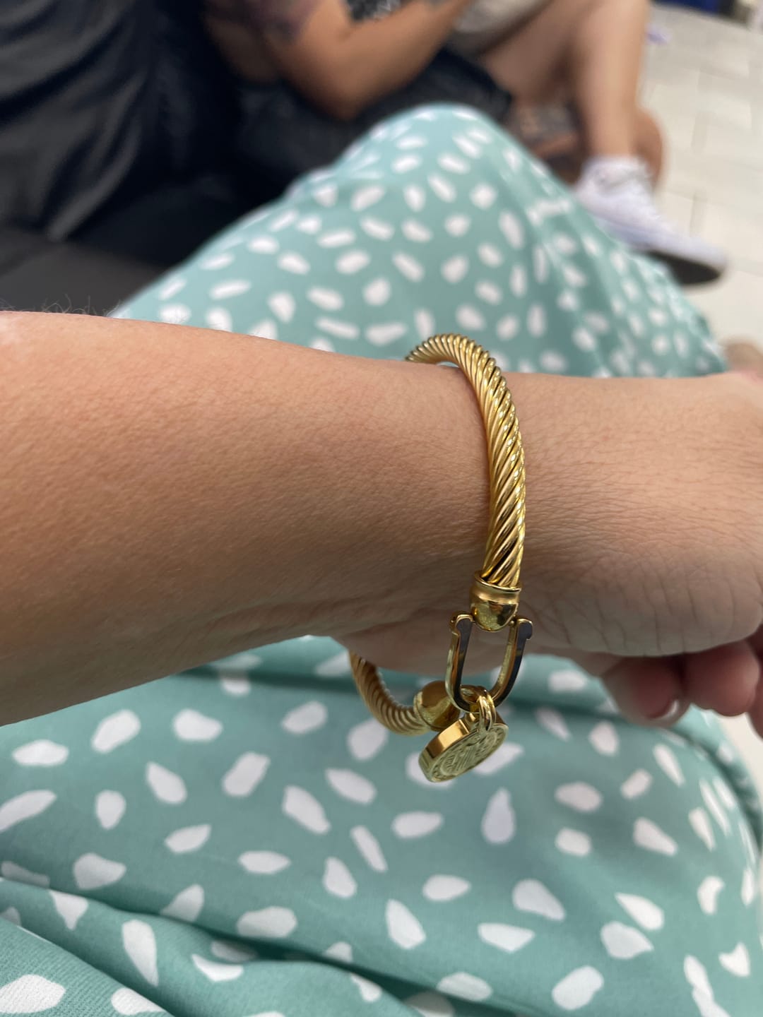 Customer photo review of Bracelete Pingente São Bento Banhado em Ouro 18K