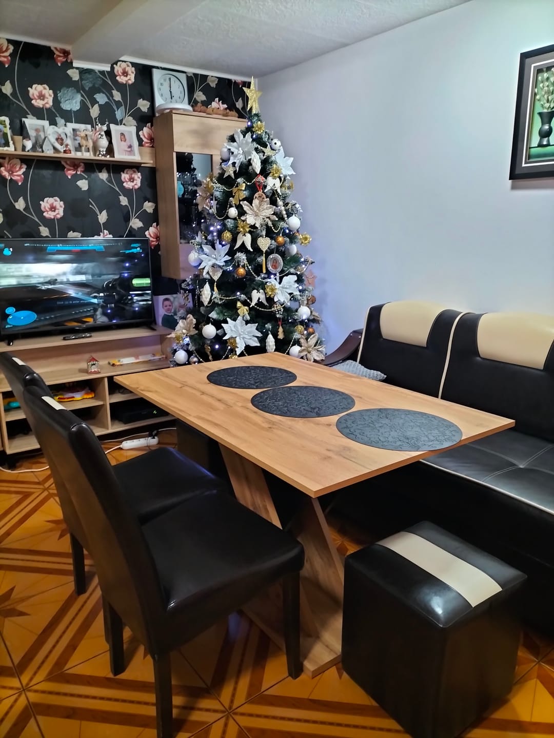 Customer photo review of Masa extensibila XARELTO, stejar/negru, PAL furniruit, 130/175x85x76 cm