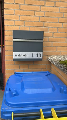 Customer photo review of AlbersDesign Briefkasten B3 anthrazit (RAL7016) personalisiert mit Edelstahlschild