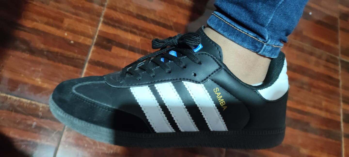Customer photo review of Tenis Samba Negro Blanco