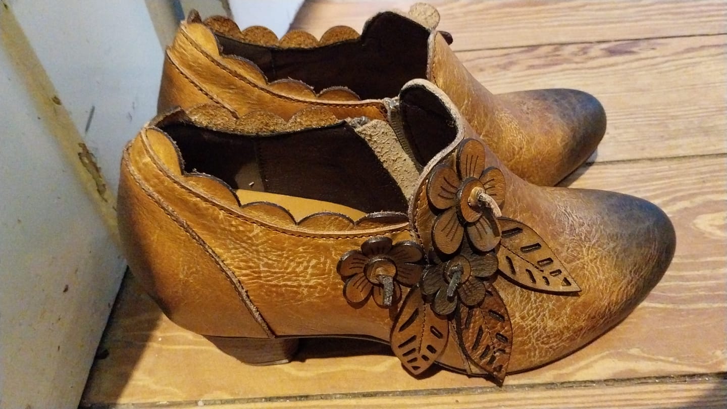 Customer photo review of Retro Handmade Floral Leather Low-Heel Pumps