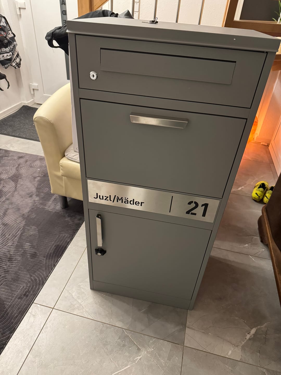 Customer photo review of AlbersDesign Stand-Paketbox PB1 Graualuminium (RAL9007) personalisiert mit Edelstahl-Schild
