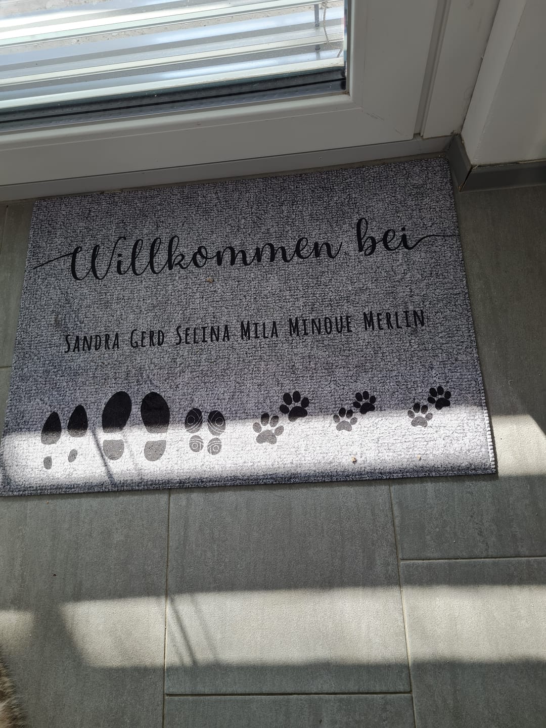 Customer photo review of Schuhabdrücke und Pfotenspuren - Individuelle Fußmatte