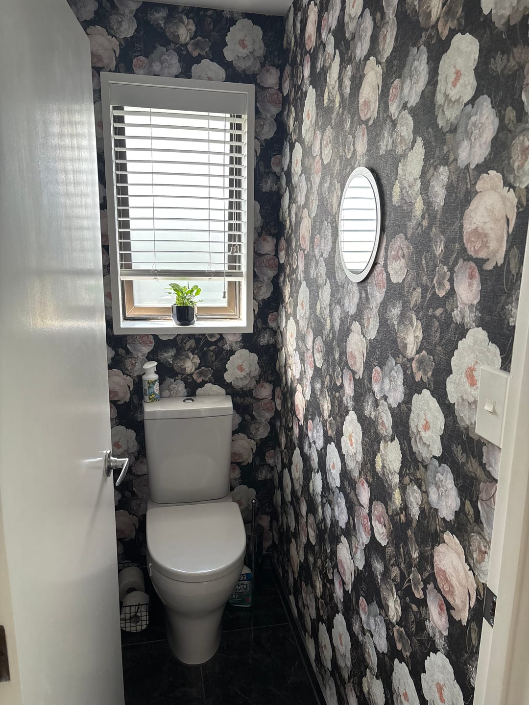 Customer photo review of Oil painting Bouquet Floral Wallpaper - Pink & White