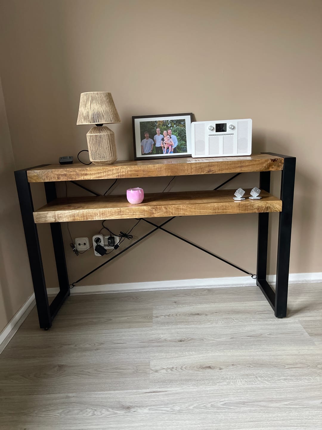 Customer photo review of Sidetable industrieel Britt met schap | Mangohout en Staal | 120x35x76cm