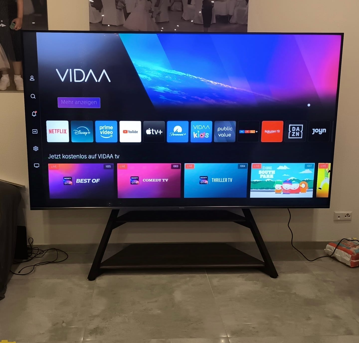 Customer photo review of Eiffel Floor TV Stand FT100