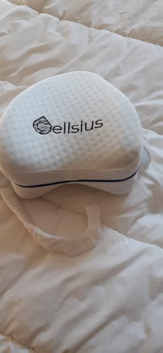 Avis photo d'un client sur Coussin Orthopédique Genoux Cellsius - Le Secret d'un Sommeil Sans Douleur