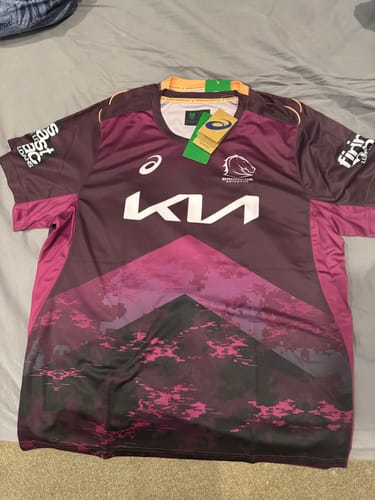 Customer photo review of 2024 Brisbane Broncos Training Tee - Maroon
