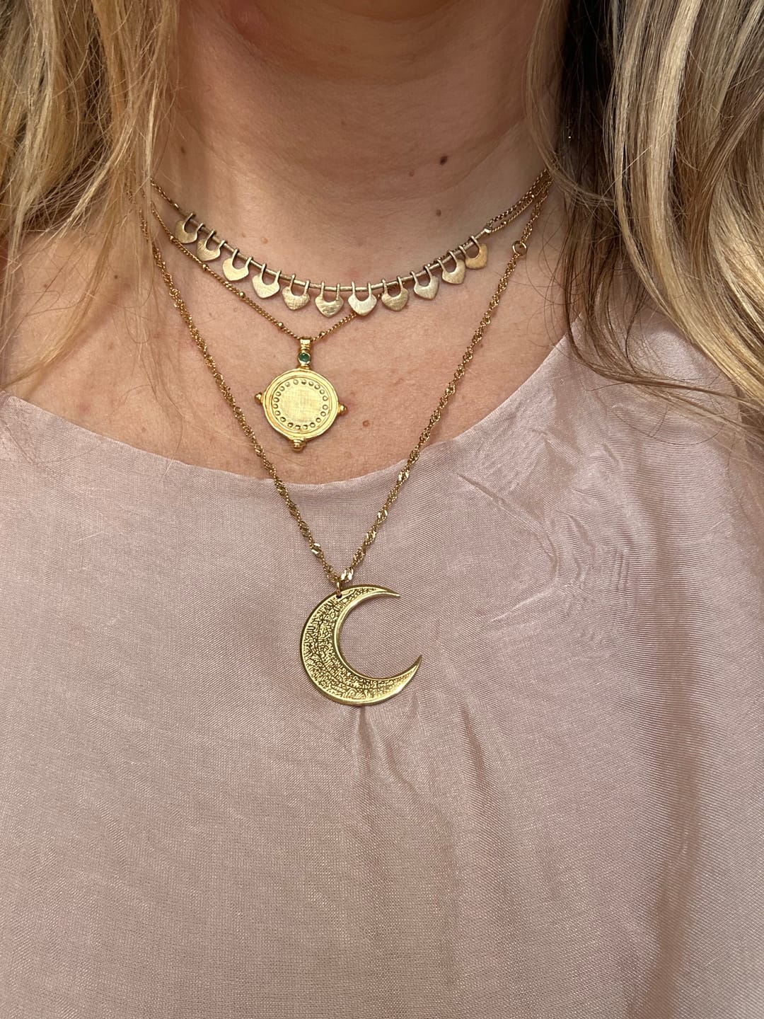 Customer photo review of 4 Qul Crescent Moon Necklace