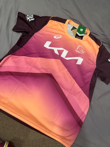 Customer photo review of 2024 Brisbane Broncos Training Tee - Sunstone