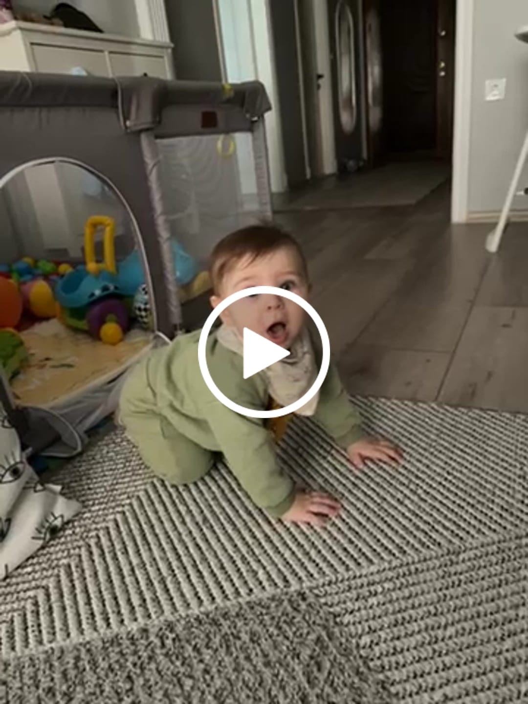 Customer video review of Organik Pamuk 3'lü Sıvı Geçirmez Pamuk Desenli Bandana Önlük Seti