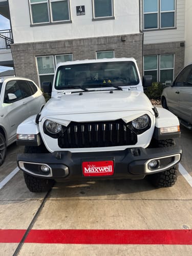 Customer photo review of Gladiator Vader Grille w/ Mesh - Black & White for 18-23 Jeep Wrangler JL & Gladiator JT w/o TrailCam