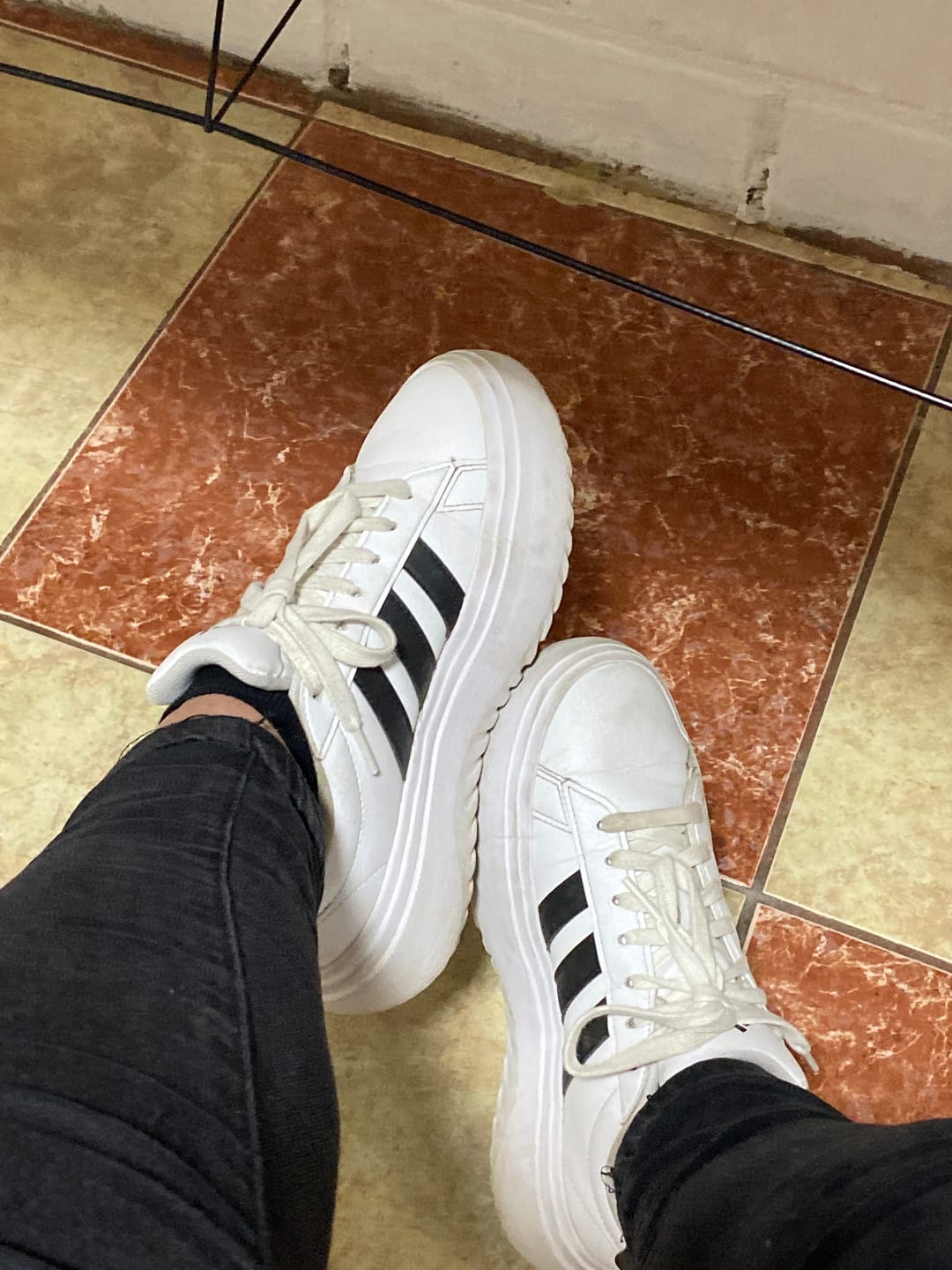 Customer photo review of Zapatilla Adidas Grand Court Plataforma Cuero Mujer Blanco
