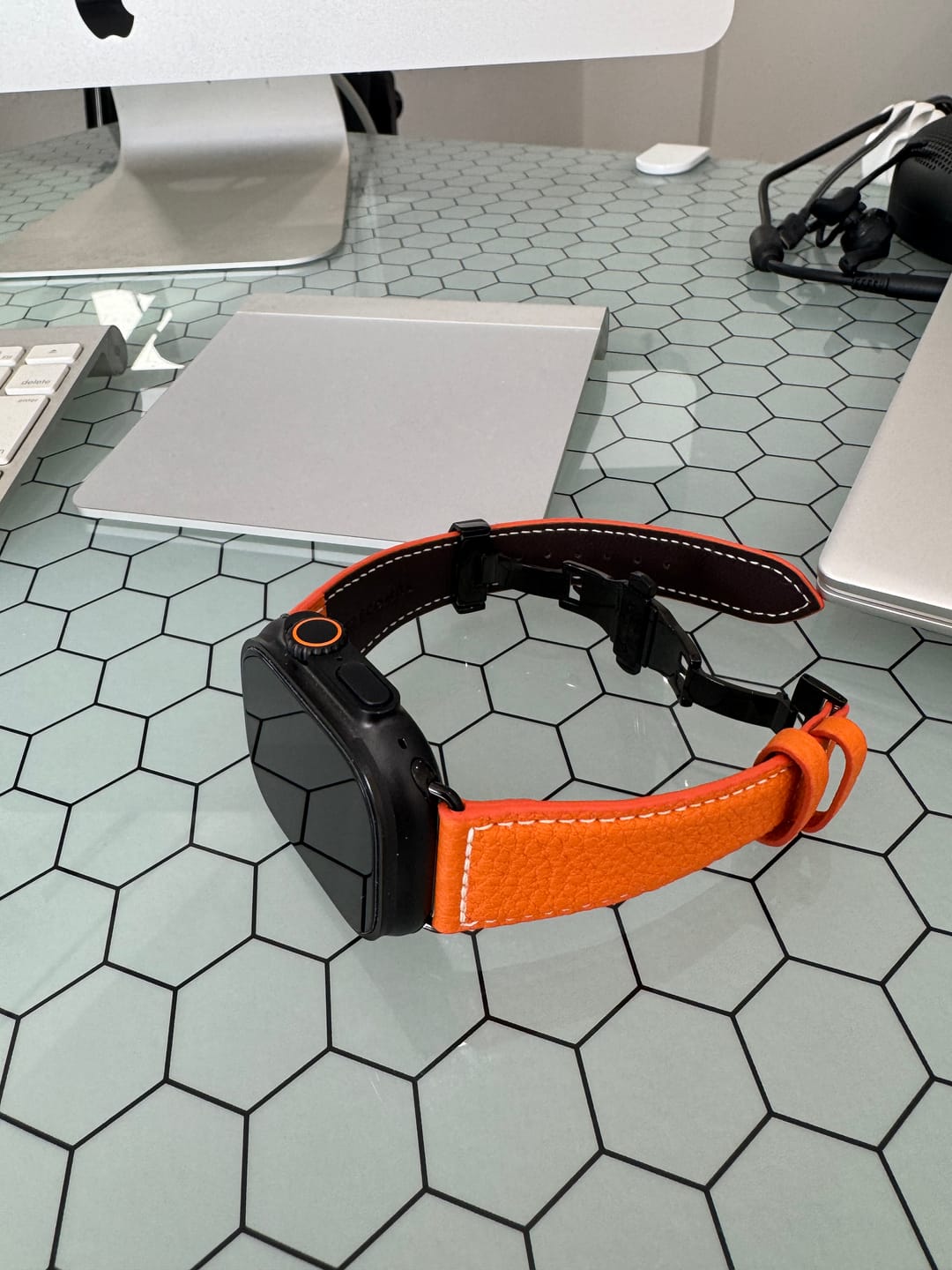 Customer photo review of Apple Watch Ultra 49mm 用レザーバンド Wide  /シルバーメタル