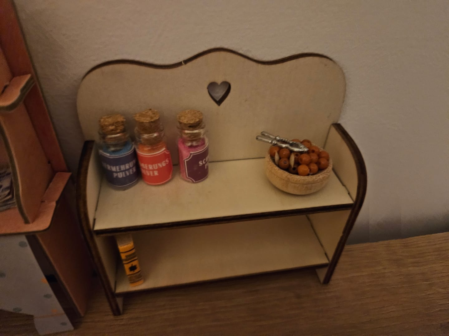 Customer photo review of Wichtel Regal mit magischen Requisiten