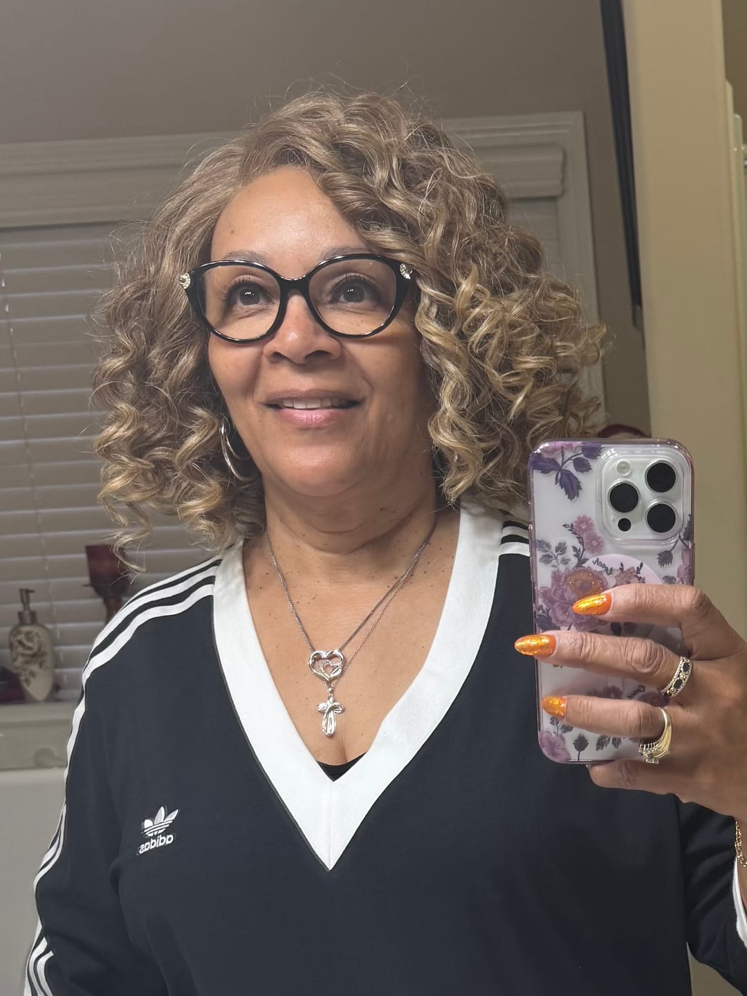 Customer photo review of Outre Melted Hairline Swirlista Glueless HD Lace Front Wig - SWIRL 107 - 5" C-Shape Parting