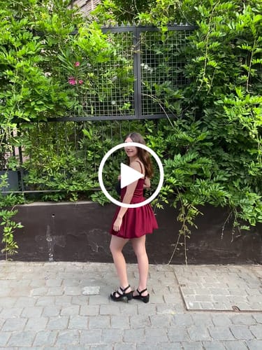 Customer video review of VESTIDO EMELINE BURDEO