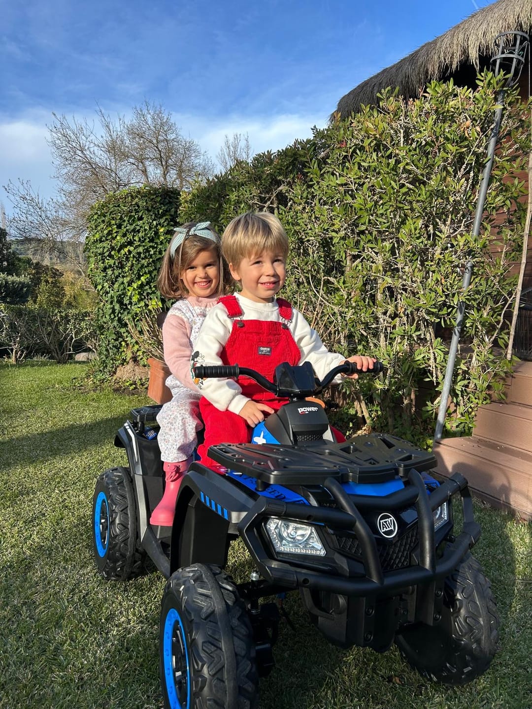 Customer photo review of Mota Elétrica para Criança QUAD XT 4x4  24v Azul c/ RODAS DE BORRACHA & ASSENTO EM PELE