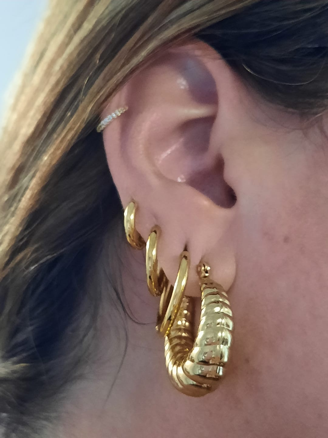Customer photo review of Brinco de Argola Croissant Banhado em Ouro 18K