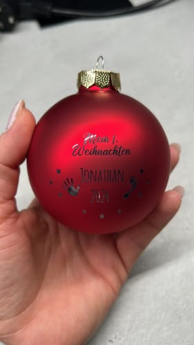 Kundenbewertung mit Foto zu Personalized Christmas bauble with engraving - My first Christmas - Festive Christmas tree bauble for your loved ones as Christmas decoration - Farbe: Rot Matt, Größe (Durchmesser): 8cm, Personalization: Jonathan 
2024