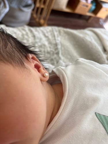 Customer photo review of AROS ABRIDORES ORO 18K DE BEBE PERLA