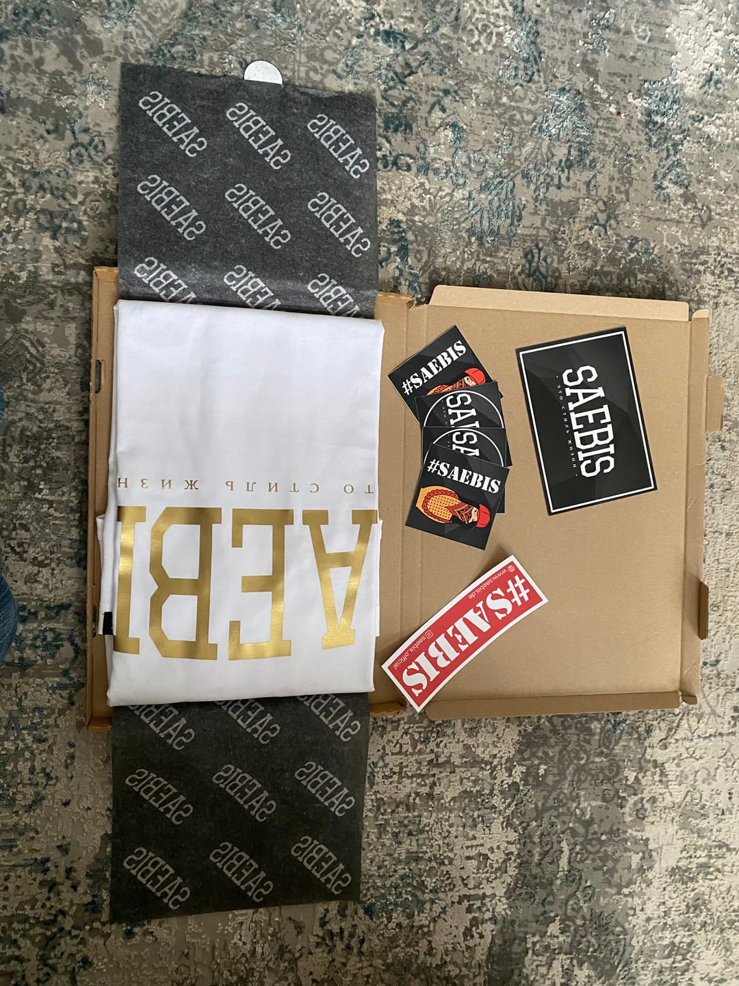 Customer photo review of Lifestyle Damen Oversized T-Shirt weiß - Gold Edition by SAEBIS®