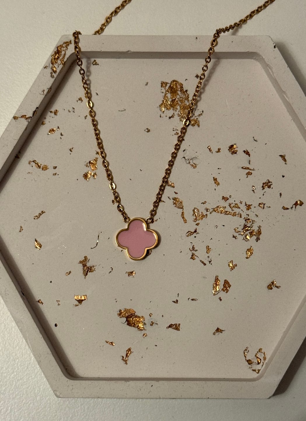 Customer photo review of Pink Clover Kette | 18K vergoldet