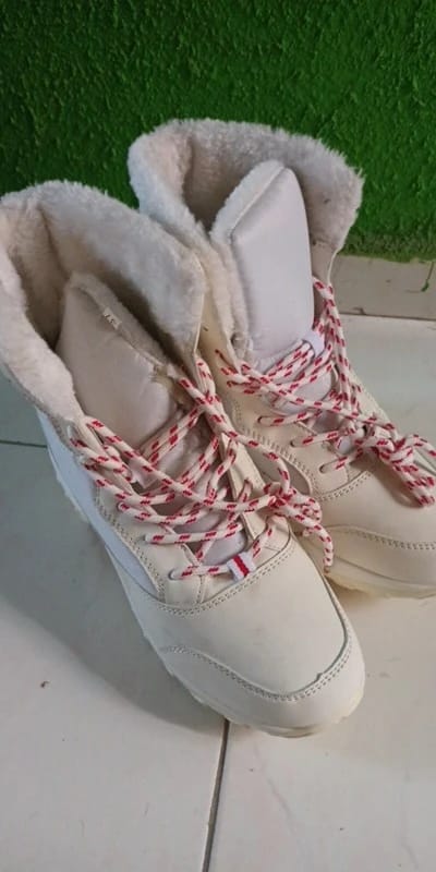 Customer photo review of Sequined Snow Boots Platform Ankle Waterproof Non-Slip Plush-Lined — Black | KIMLUD