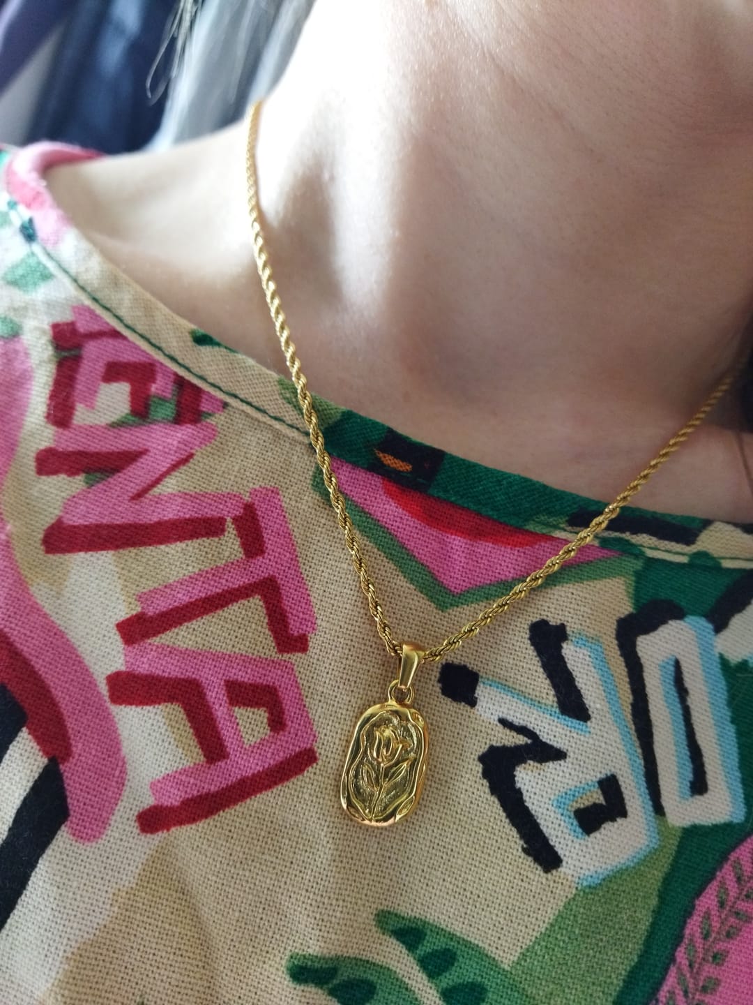 Customer photo review of Colar de Rede Baiana com Pingente de Rosa Banhado em Ouro 18k
