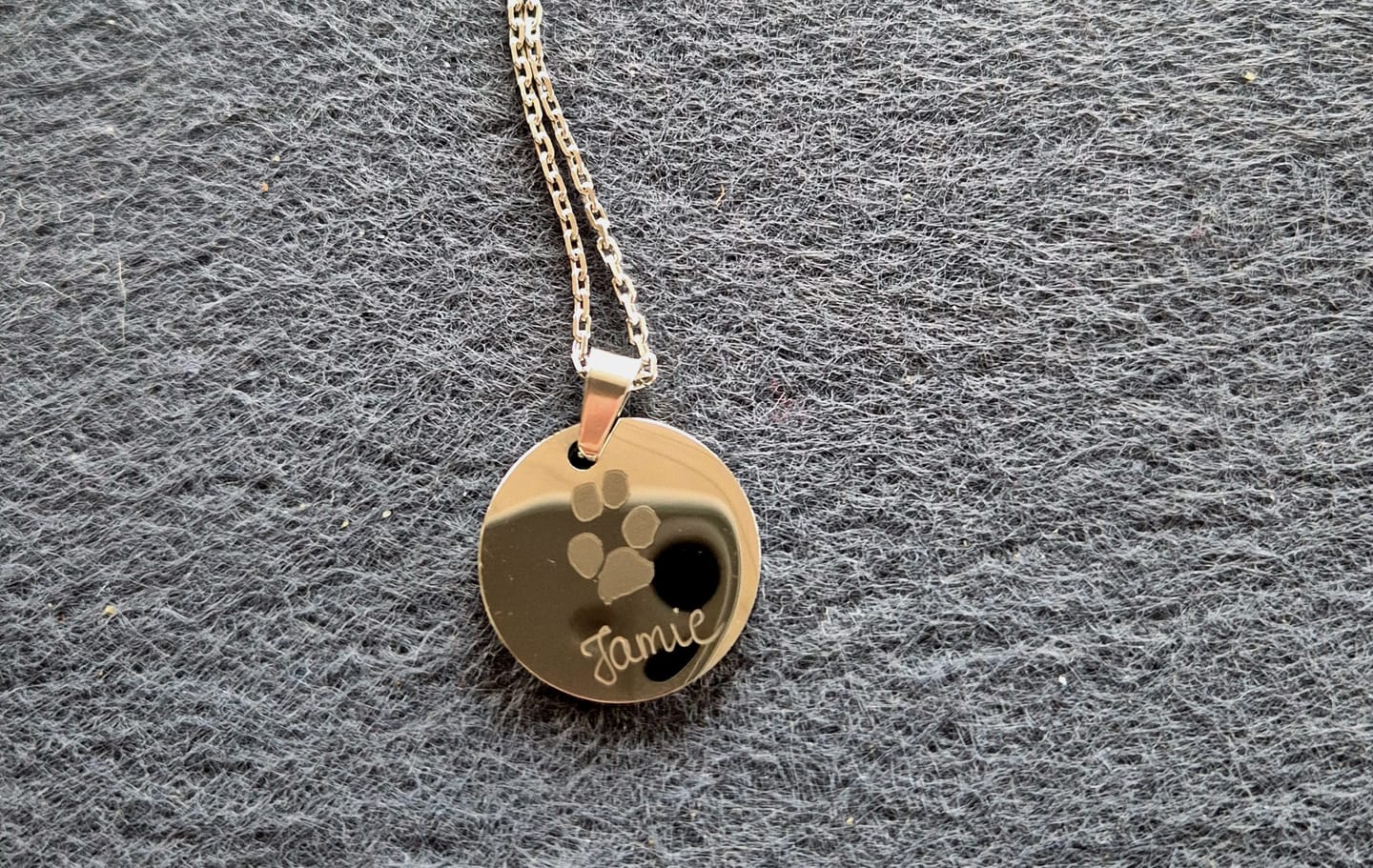 Customer photo review of Halskette mit Pfotenabdruck und Gravur