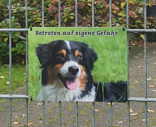 Customer photo review of Hunde-Türschild personalisiert mit Foto & Text (UV- und wetterfest)
