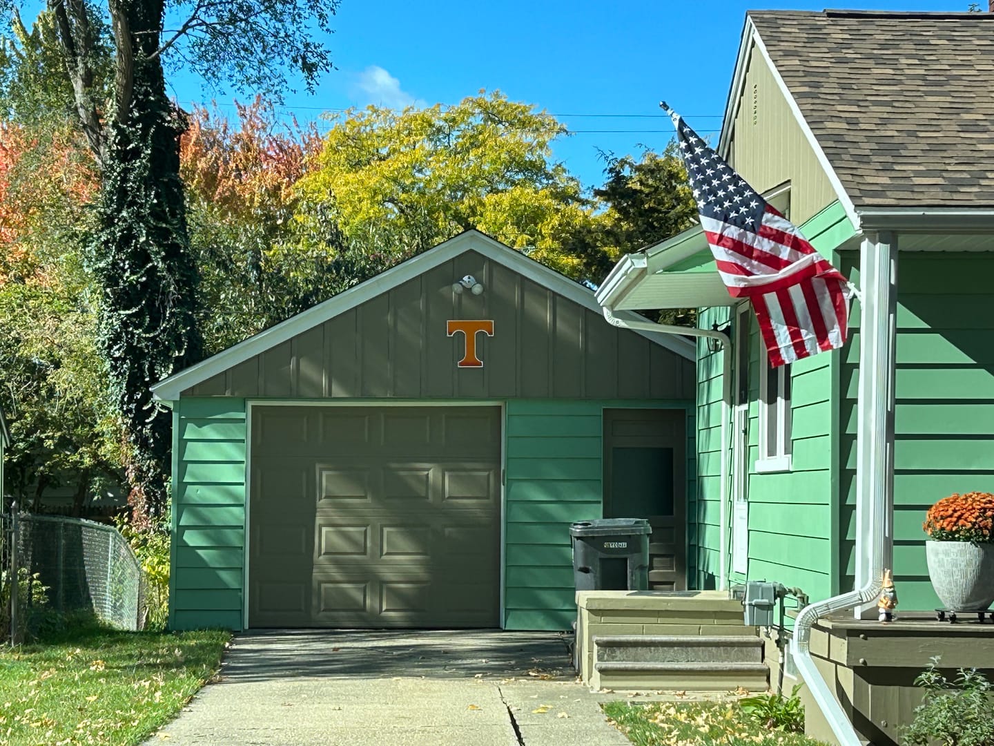 Customer photo review of Tennessee Volunteers "T" 3D Vintage Metal Wall Art