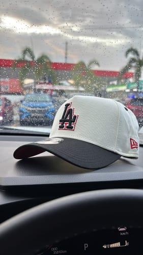 Customer photo review of 9FORTY A-Frame Los Angeles Dodgers Ivory Blaze 2-Tone Chrome White Snapback