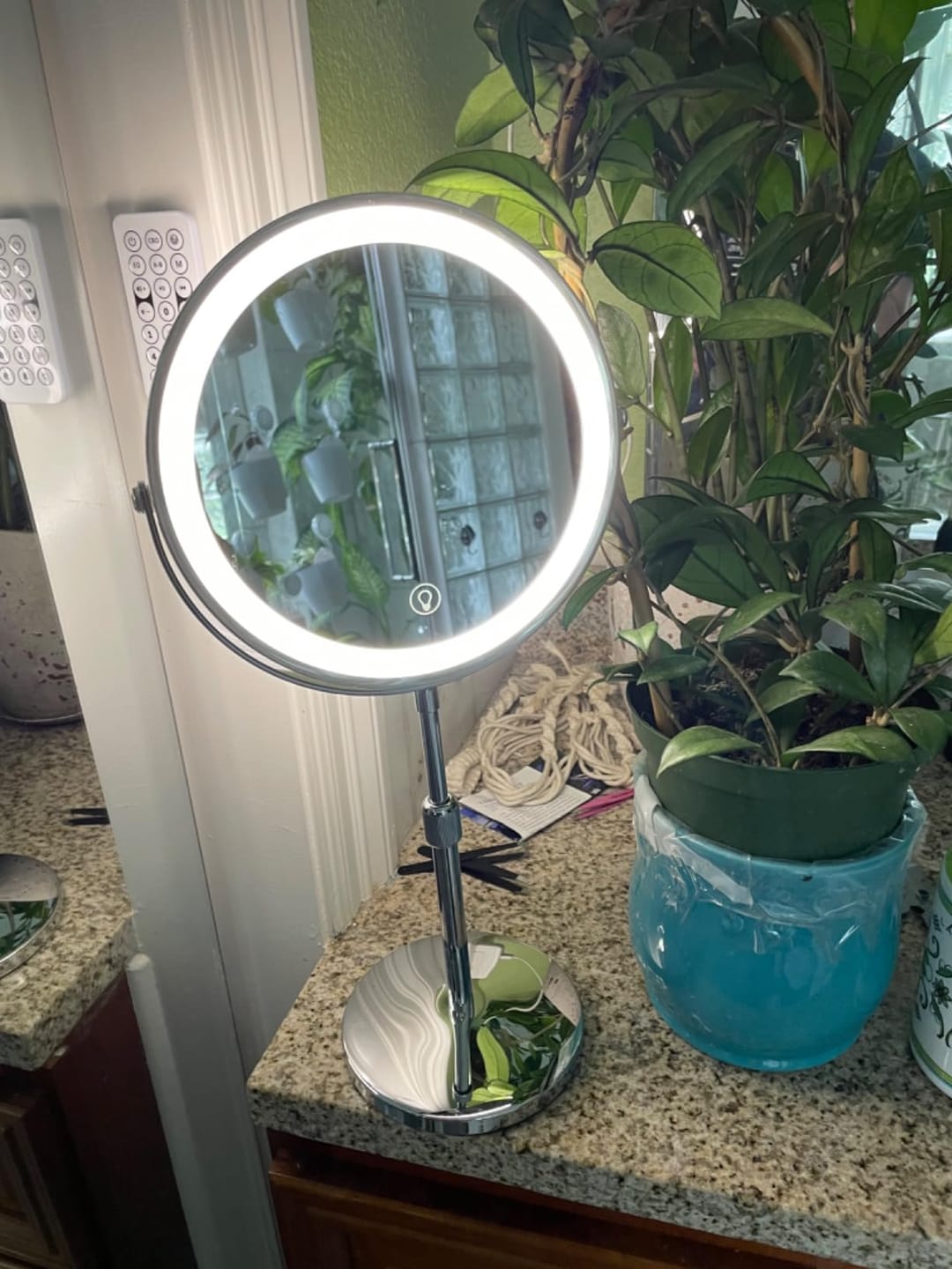 Customer photo review of LumiGlow Pro Intelligent makeupspejl med justerbart LED-lys og 10x forstørrelse