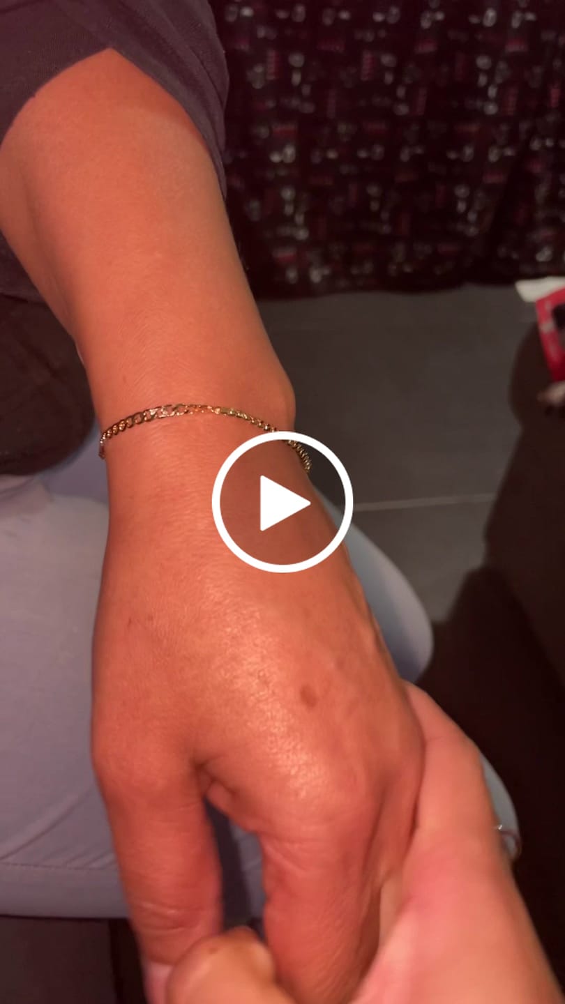 Customer video review of Pulsera Eslabón plano en Oro laminado 18k