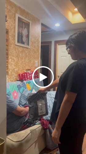 Customer video review of 2022 Feliz Navidad Putos OG Navidad Sweatshirt