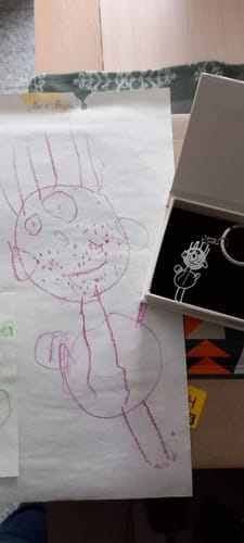 Customer photo review of Persönliche Kinderzeichnung als Halskette oder Anhänger in Gold
