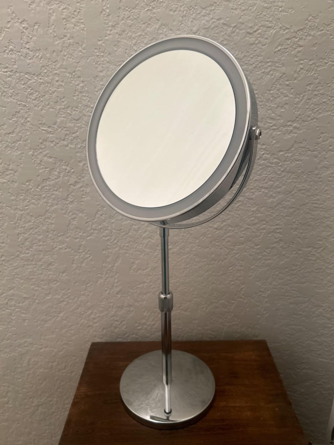 Customer photo review of LumiGlow Pro Intelligent makeupspejl med justerbart LED-lys og 10x forstørrelse