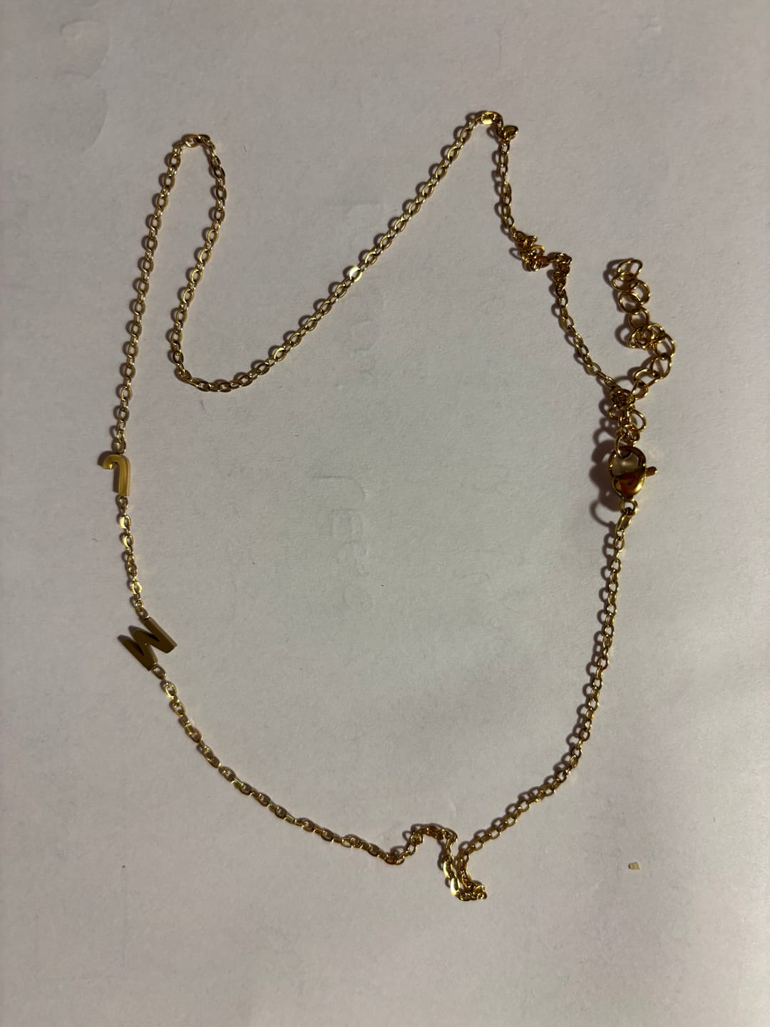 Customer photo review of Personalizovaný náhrdelník s ležatým iniciálem