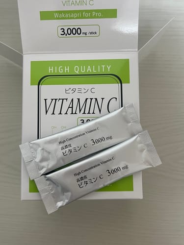 購入者の「Wakasapri for Pro. 高濃度ビタミンC」。開封された箱と、銀色のスティックが2本写っている。